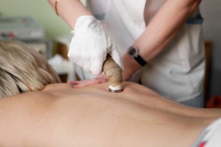 Hanyar physiotherapeutic don maganin osteochondrosis na thoracic, wanda likitan da ke halartar ya wajabta.